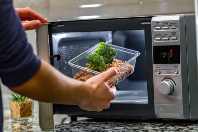 Anda Suka Panaskan Makanan Semalam Guna Microwave? Baca Ni 
