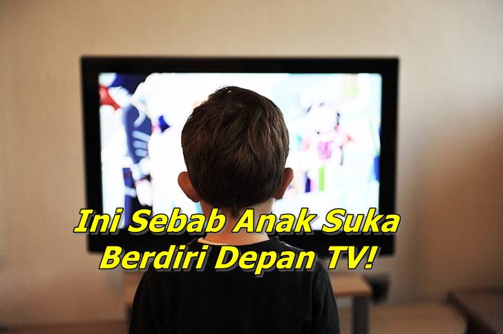 Kenapa Anak Suka Berdiri Depan TV Ketika Sedang Menonton? Ini Sebabnya
