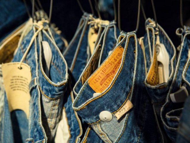 3 Cara Yang Betul Bersihkan Seluar Jeans Tanpa Perlu  